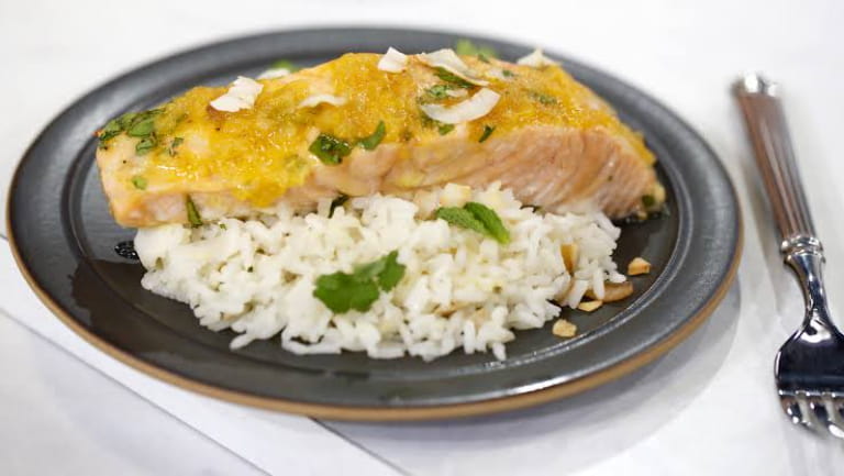 Món cá hồi sốt chanh dây 