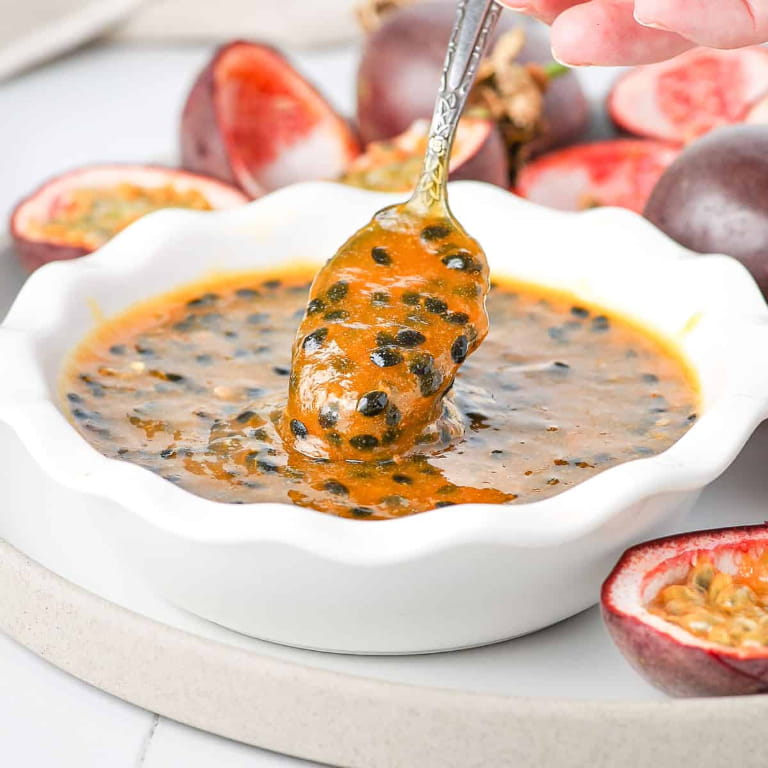 Làm sốt chanh dây sánh mịn